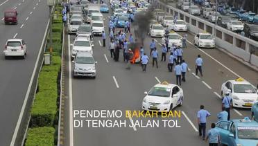Pendemo Taksi Bakar Ban di Jalan Tol