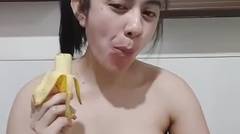 bikin ngilu, Kimaya agatha lagi makan pisang.