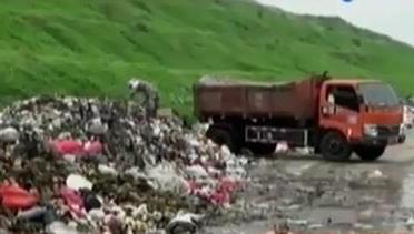 VIDEO: Putus Kontrak Sepihak, Truk Sampah Buang Muatan di Jalan