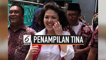  Penampilan Tina Toon Sebagai Pejabat di Kantor DPRD DKI Jakarta