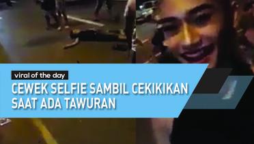 Cewek Selfie Sambil Cekikikan Saat Ada Tawuran