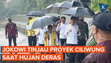 Momen Jokowi Tinjau Normalisasi Sungai Ciliwung Sambil Hujan-Hujanan