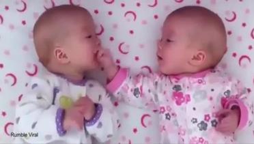 Menggemaskan, Bayi Kembar Ngobrol Seru di Box Bayi