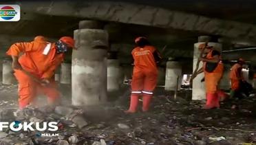 Petugas Oranye Terus Kebut Bersihkan Sampah di Tol Wiyoto Wiyono - Fokus Malam