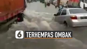 Ngeri, Mobil Terhempas Ombak Kontainer Saat Banjir