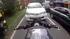 VIDEO BIKER NANTANGIN MOBIL INNOVA MAKAN JALUR