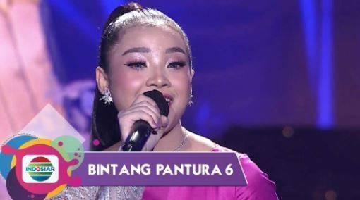 Chiroyli qizda turgan ikki marta kirish