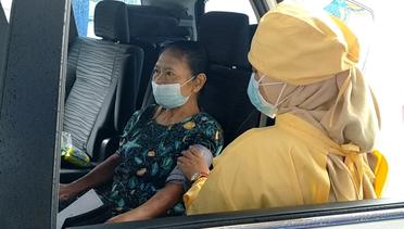 Suasana Vaksinasi Lansia Dengan Sistem Drive Thru di Kota Malang
