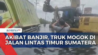 Alat Berat Dikerahkan Demi Evakuasi Truk Mogok Karena Banjir di Jalan Lintas Timur Sumatera