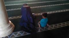 Video lucu balita belajar shalat di Masjid
