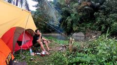 Camping di tepi sungai Abung yang sejuk di Provinsi Lampung