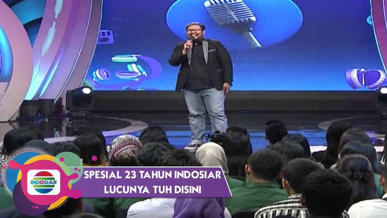 Erkak qizni dumbasiga uradi va u urchiydi.