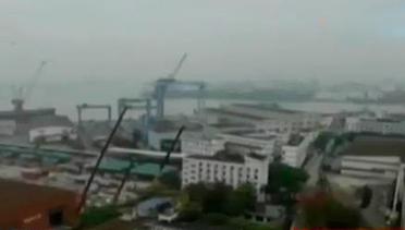 Jendela Dunia: Crane Roboh Tewaskan 12 Orang di Tiongkok
