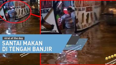 Aksi Dua Pria Santai Santap Makanan Di Tengah Banjir Jakarta Bikin Speechless