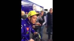 Rossi tendang wanita yang lagi selfi di Valencia