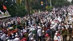 Ribuan Muslim Mengawal Sidang Ahok Hari Ini 25 April 2017
