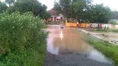 jalan desa sukarandeg kebanjiran karena air ci gede meluap