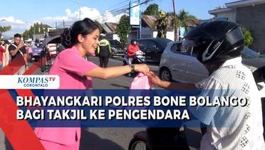 Bhayangkari Polres Bone Bolango Bagi Takjil ke Pengguna Jalan