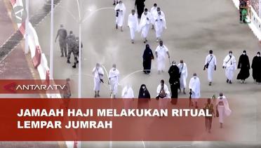 Jamaah haji melakukan ritual lempar jumrah