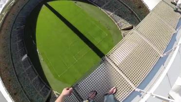 Pria Ini Nekat Melompat dari Atap Stadion Piala Dunia di Afrika Selatan