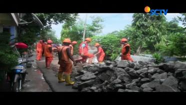 Puluhan Petugas Perbaiki Jalan Ambles di  Matraman - Liputan6 Siang