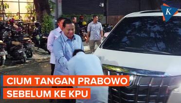 Momen Gibran Cium Tangan Prabowo Sebelum Pengambilan Nomor Urut ke KPU
