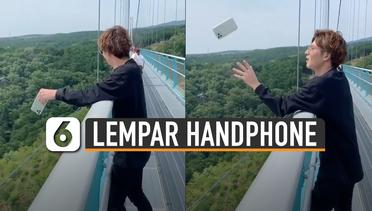 Pria Bermain Lempar Handphone di Atas Jembatan Bikin Deg-degan