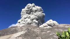 Detik-detik erupsi Gunung Merapi yang terekam oleh seorang Pendaki