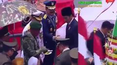 Terenyuh !! Tetap Rendah Hati, Melihat Aksi Pak Jokowi Mencium Tangan Veteran Pejuang Kemerdekaan