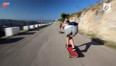 Dua Wanita Ngebut di Bukit dengan Skateboard