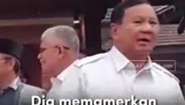 Momen Prabowo Pamer Rambut Putih saat Sambut Wiranto di Hambalang