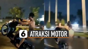 Aksi Dua Remaja Pakai Celana Dalam Jumping Motor di Jalanan