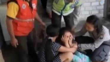 VIDEO: Tolak Eksekusi Rumah, Seorang Ibu di Mojokerto Bakar Diri