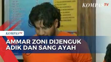 Aditya Zoni dan Sang Ayah Jenguk Ammar Zoni di Polres Metro Jakarta Selatan