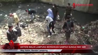 Aktivis Walhi Lampung Membersihkan Sampah di Sungai Way Awi