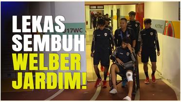 Usai Timnas Indonesia U-19 Pesta Gol, Welber Jardim Tinggalkan Stadion dengan Kursi Roda