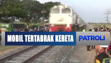 Mobil Ringsek Tertabrak Kereta di Lintasan Tanpa Palang Pintu di Jombang - Patroli