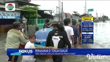 Jenazah Dibawa Pakai Perahu Terobos Banjir di Semarang
