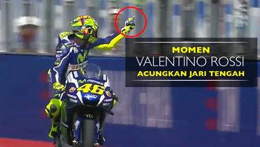 Momen Valentino Rossi Acungkan Jari Tengah Jelang MotoGP San Marino