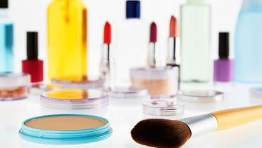 News Flash: Penjelasan Ilmiah Menyimpan Make  Up di Kulkas
