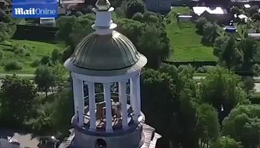 Turis Tertangkap Kamera Drone Berbuat Mesum di Atap Biara Rusia