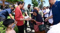 Presiden Jokowi Bagikan THR untuk Pedagang dan Pekerja di Pasar Legi, Surakarta, 20 April 2023