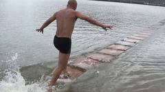 Biarawan Shaolin Pecahkan Rekor Dunia 'Berjalan di Atas Air'