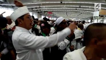Menag Beserta Jemaah Haji Seluruh Dunia Lempar Jumrah