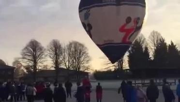 Ayah 'Kunjungi' Sekolah Anaknya Menggunakan Balon Udara