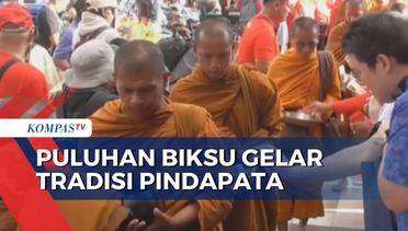 Jelang Waisak, Puluhan Biksu Lakukan Tradisi Pindapata di Jalan Pecinan Magelang