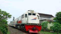 Kereta Api Indonesia Lokomotif CC 201 77 16 Rangkaian KA MAJAPAHIT