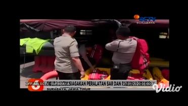 Polisi Bagikan Pelampung dan Kentongan Untuk Antisipasi Banjir. Gresik, Jawa Timur