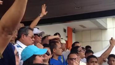 ANTARANEWS - SBY menyanyi di Perayaan Hari Batik Nasional