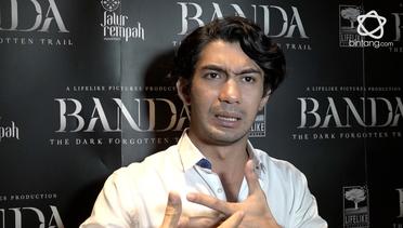 Cerita Reza Rahadian Jadi Narator di Film Banda